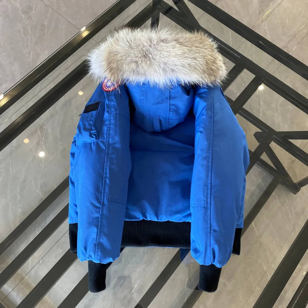 P760 Canada goose/Canada Goose 01 Couple Expedition Parka Down Jacket, authentic original version, you need to compare with the original to check it out at any time, all accessories are customized from the original factory 💯The softness and hardness of the fabric is compared with the original, and it can be restored by kneading at will (fabric misunderstanding: Fabrics with high hardness are not waterproof. Only when you buy the latest authentic version this year will you notice the softness and comfort of the fabric) 💯The down is synchronized with the authentic white duck down, fluffy and not lumpy. Electronically controlled velvet filling machine 💯Customized zippers with authentic YKK military-grade copper core zipper pullers, high hardness and no jamming 💯The fur collar is purchased from Western Canada coyote skin original customization 💯All workmanship and wiring are controlled by workers with more than ten years of experience. They must be horizontal and vertical, and are not allowed to twist. The inner wiring density is more sophisticated. Feel free to compare 💯Big goose label Collar label Washed label Hangtag Zipper cord Pocket label Back label, collar velvet, Velcro fasteners, cuffs, all details are updated simultaneously with genuine products. The best version, the most complete color matching, all kinds of battle products. Color: off-white, black, charcoal gray, navy blue, red, blue. Size: XS-XXL